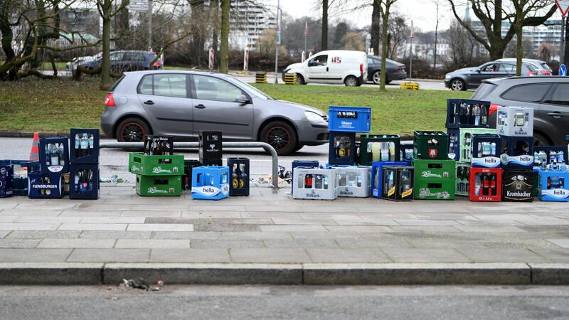 Scherbenhaufen sorgt für Stau im Hamburger Feierabendverkehr Hunderte Getränkekisten müssen geborgen werden.