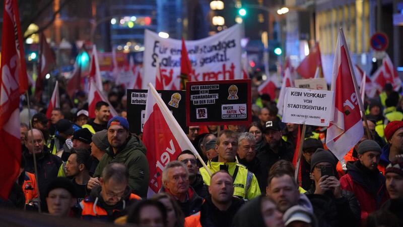 Hafenarbeiter protestieren lautstark gegen MSC-Deal Hunderte Hafenarbeiter und Sympathisanten haben in Hamburg gegen den Einstieg der Reederei MSC bei HHLA protestiert.