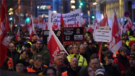 Hunderte Hafenarbeiter und Sympathisanten haben in Hamburg gegen den Einstieg der Reederei MSC bei HHLA protestiert.