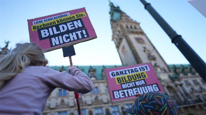 Hunderte Kinder, Jugendliche und Eltern haben gegen Kürzungen im Bildungsbereich demonstriert.