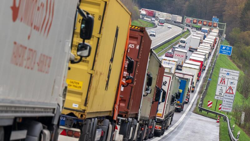 Strengere CO2-Regeln für Lkw und Busse in der EU Hunderte LKW stehen auf der A8: Für Busse und Lastwagen in der EU gelten künftig strengere CO2-Vorgaben.
