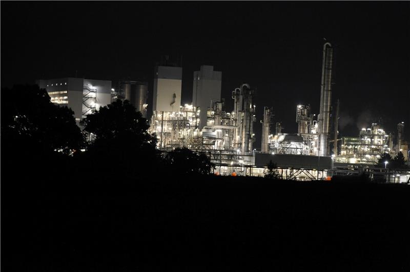 Hunderte Lichter machen das Betriebsgelände der Dow in der Nacht taghell.