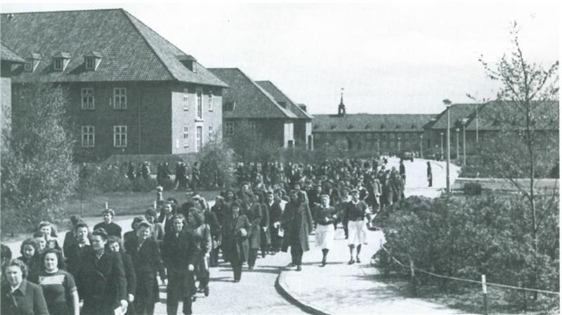 Kriegsende in Buxtehude: Britischer Coup macht weltweit Schlagzeilen Hunderte Marinehelferinnen aus der Estetal-Kaserne müssen sich nach der kampflosen Übergabe der Stadt bei den Briten melden.