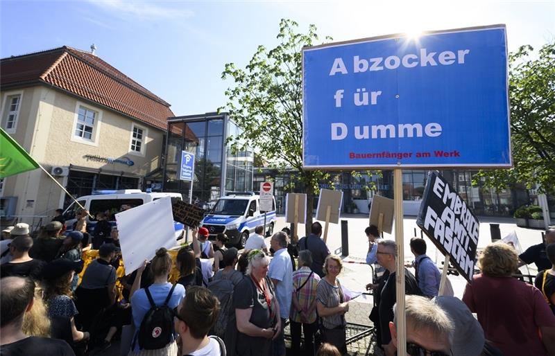 Gewachsene AfD ringt in Niedersachsen um interne Strukturen Hunderte Menschen demonstrieren gegen den Landesparteitag der AfD Niedersachsen in der Congress Union Celle. Niedersachsens AfD kommt am Wochenende in Celle zu einem Landesparteitag zusammen. Foto: Julian Stratenschulte/dpa