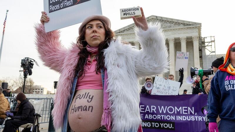 Supreme Court: Abtreibungspille auf dem Prüfstand Hunderte Menschen demonstrieren vor dem Supreme Court in Washington. Dort beginnt heute eine Anhörung zur weiteren Zulassung einer Abtreibungspille.