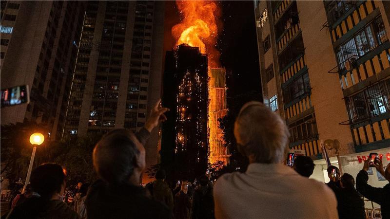 Mindestens 44 Tote: Hongkong trauert um Großbrand-Opfer Hunderte Menschen musste in Notunterkünften Unterschlupf suchen.