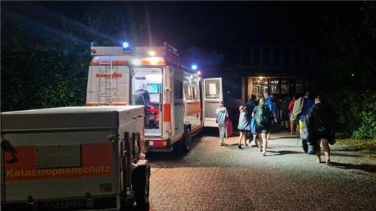Hunderte Menschen wurden in der Nacht von Sonnabend auf Sonntag in die Sporthalle der BBS Cuxhaven gebracht.