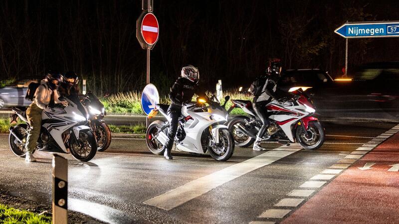 Hunderte PKW und Motorräder im Rahmen des „Car-friday“ in Goch am Niederrhein.