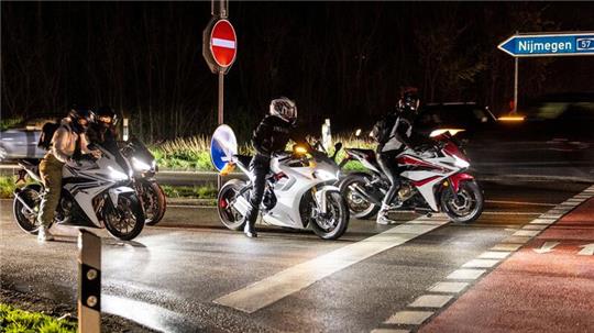 Hunderte PKW und Motorräder im Rahmen des „Car-friday“ in Goch am Niederrhein.