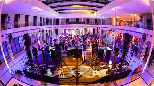 Silent Party: Landtag wird für sechs Stunden zum Club Hunderte Partygäste haben in Niedersachsens Landtag gefeiert.