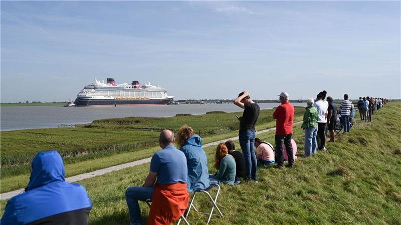 Hunderte Schaulustige beobachteten die letzten Meter der Schiffspassage über die Ems.