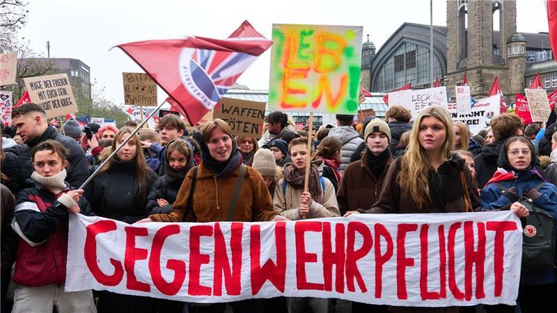 Hunderte Schülerinnen und Schüler haben in Hamburg gegen die Wehrpflichtpläne der Bundesregierung demonstriert.