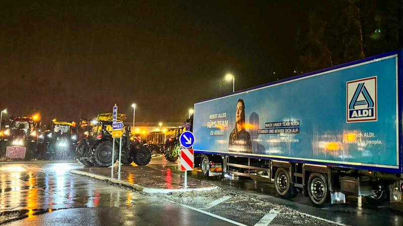 Landwirte protestieren: Aldi-Blockade im Stader Nachbarkreis ist beendet Hunderte Trecker blockieren die Zufahrt des Aldi-Zentrallagers in Stelle.