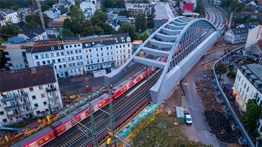 Hunderte Züge am Tag - seit Montagmorgen rollt der Verkehr über die neue Hamburger Sternbrücke.