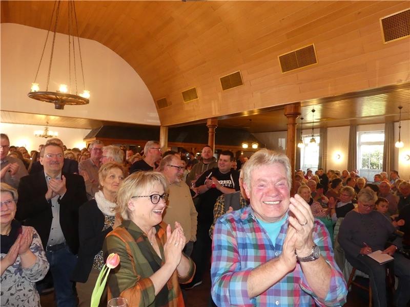 Hunderte feierten das Deutsche Haus in Mulsum, dass nach langer Sanierungszeit wiedereröffnet wurde.