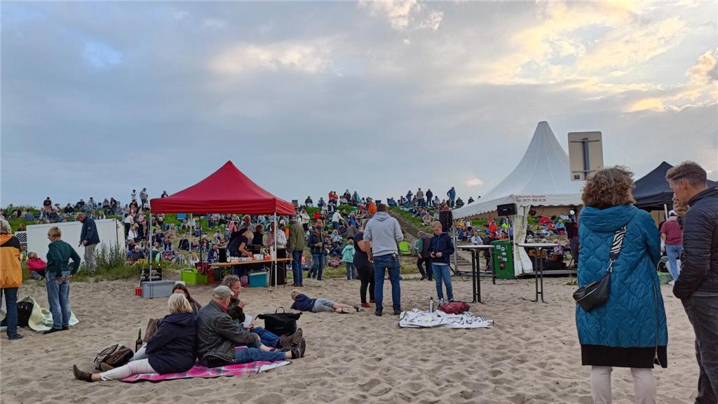 Hunderte feierten die Boogie-Party am Strand in Jork-Wisch.