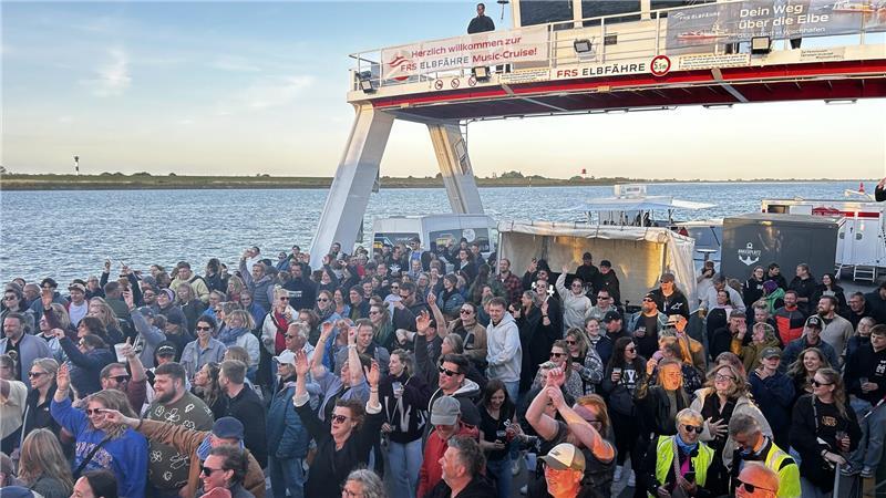 Hunderte feierten vergangene Woche bei der Music Cruise auf der FRS-Elbfähre zwischen Wischhafen und Glückstadt. Auch auf dem „Halunder Jet“ soll jetzt eine Party steigen.