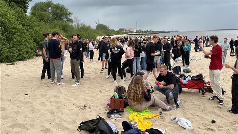 Hunderte junge Leute zieht es traditionell mit Bollerwagen und Musikboxen zum Bassenflether Strand. (Archivbild)