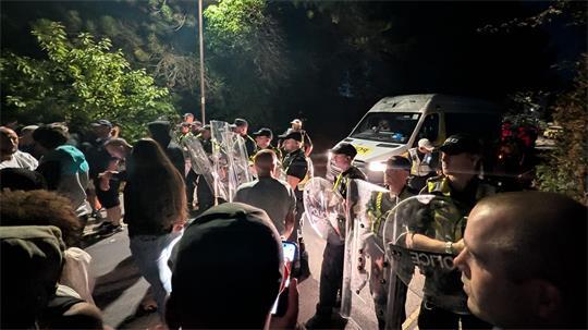 Hunderte rechte Demonstranten blockierten über Nacht Zufahrtswege zum Hafen in Portsmouth, um Bootsmigranten an der Einreise zu hindern.