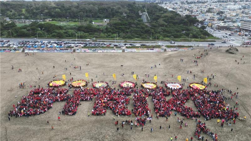 Hunderte von Lehrern aus San Francisco bilden am Ocean Beach ein menschliches Banner mit der Aufschrift „STRIKE“.