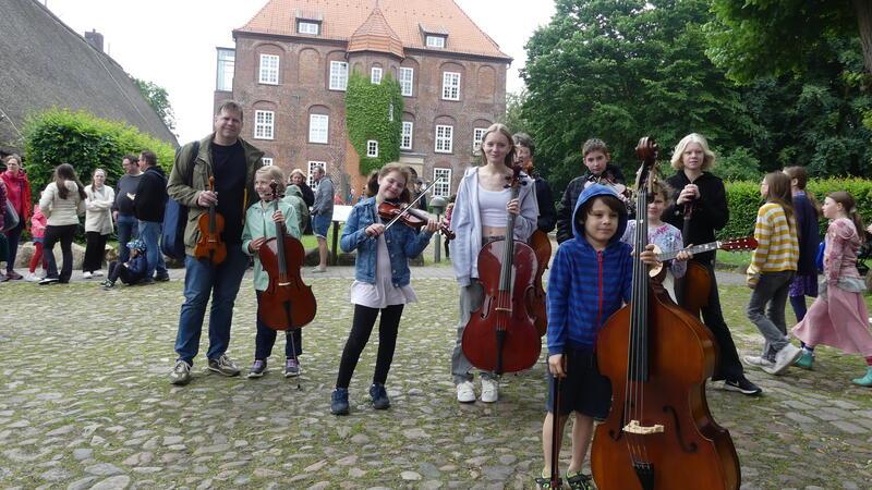 Kreisjugendmusikschule feiert Fest der musikalischen Vielfalt Hunderte von Menschen kamen zum Sommerfest der Kreisjugendmusikschule Stade im Schloss Agathenburg. Die meisten Kinder und Jugendlichen traten selbst auf - in Orchestern, Ensembles oder solo.