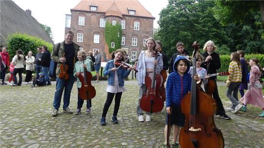 Hunderte von Menschen kamen zum Sommerfest der Kreisjugendmusikschule Stade im Schloss Agathenburg. Die meisten Kinder und Jugendlichen traten selbst auf - in Orchestern, Ensembles oder solo.