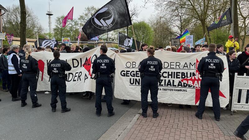 Massive Proteste vor AfD-Veranstaltung in der Buxtehuder Halepaghen-Schule Hundertschaft der Polizei aus Lüneburg sichert die Veranstaltungen.