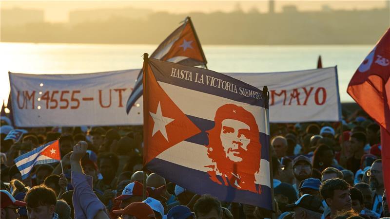 Hunderttausende Kubaner protestieren gegen das US-Embargo.