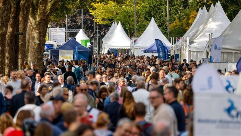 Hunderttausende Menschen haben den Tag der Deutschen Einheit in Bremen gefeiert. 