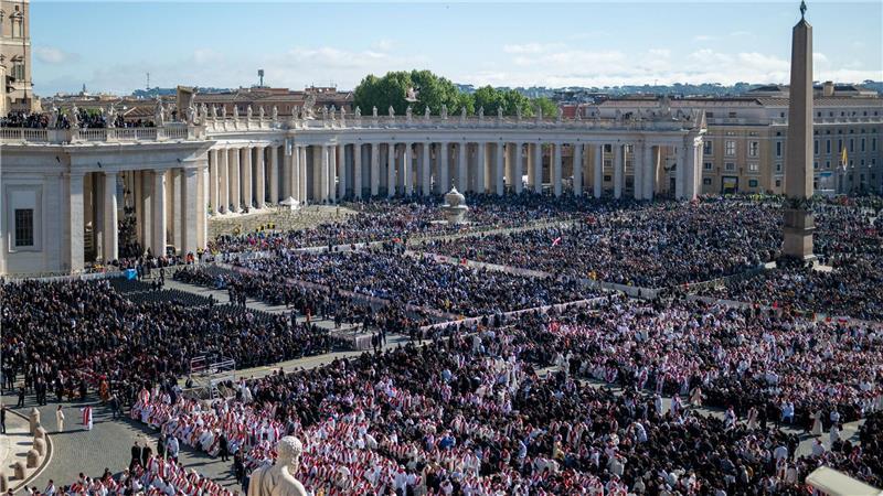 Hunderttausende Menschen nehmen Abschied von Papst Franziskus.