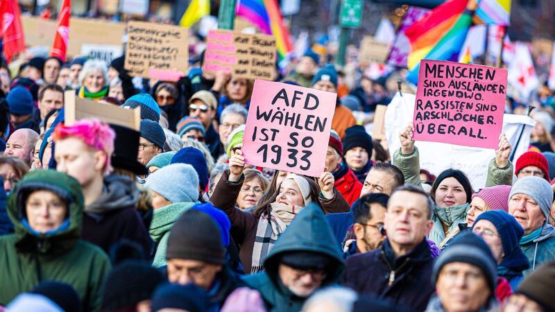 Die Republik steht auf: „Das hat es lange nicht gegeben“ Hunderttausende Menschen sind am Wochenende in zahlreichen deutschen Städten auf die Straßen gegangen, um gegen Rechtsextremismus zu demonstrieren, so wie hier in Hannover.