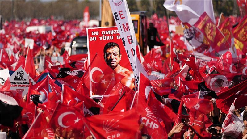 Hunderttausende auf den Straßen: Proteste gegen die türkische Justiz und Regierung.