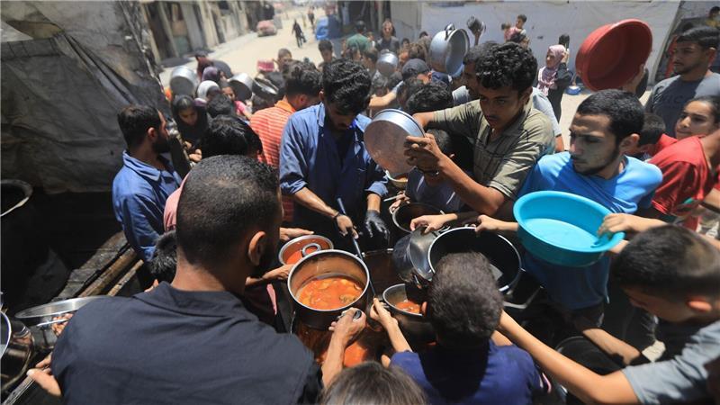 Hunger in Gaza: Palästinenser warten auf die Ausgabe von Essen, das von Wohltätigkeitsorganisationen in Gaza-Stadt verteilt wird.