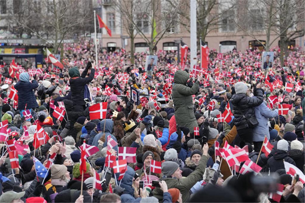 "Hurra! Hurra! Hurra!", schallte es über den Schlossplatz und durch die angrenze...