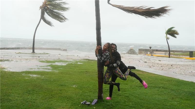 Bilder des Tages Hurrikan „Melissa“ - Jamaika: Ein Paar scherzt an der Küste in Kingston, Jamaika, während sich Hurrikan Melissa nähert.