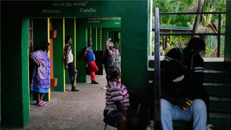 Bilder des Tages Hurrikan „Melissa“ - Menschen suchen Schutz in Schulen auf Jamaika