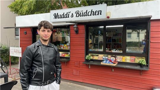 Hussein Aljonied hat mit seinem Sohn Mahmoud (im Bild) vor wenigen Wochen „Muddis Büdchen“ in Nordenham wiedereröffnet. Foto: Krabbenhoeft