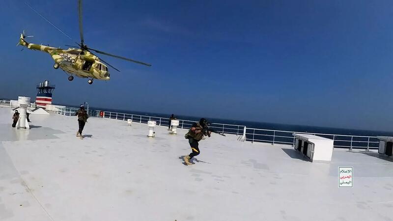 Rotes Meer: US-Militär schießt Raketen der Huthis ab Huthi-Rebellen, die auf dem Deck des Frachtschiffs „Galaxy Leader“ laufen, als sie es im Roten Meer vor der Küste von Hodeidah in ihre Gewalt bringen.
