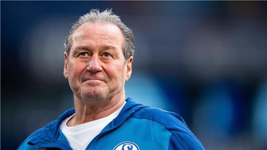 Huub Stevens war mehrfach und insgesamt gut sieben Jahre Trainer des FC Schalke 04 (Archivbild).