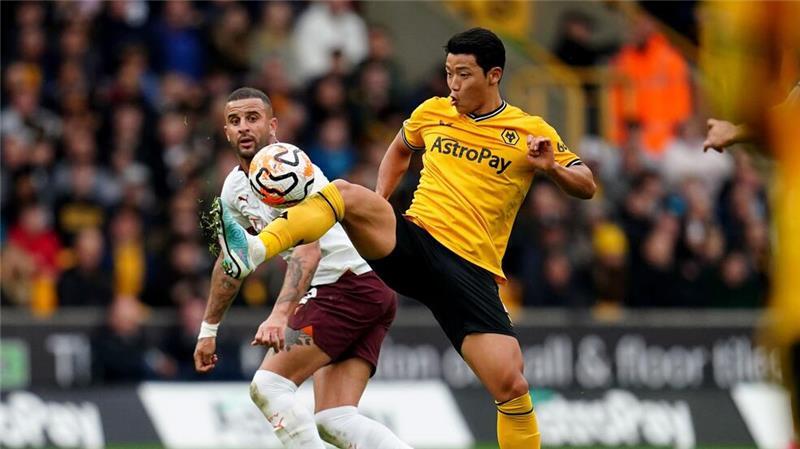 Hwang Hee-Chan (r) von Wolverhampton Wanderers soll diskriminierend beleidigt worden sein.
