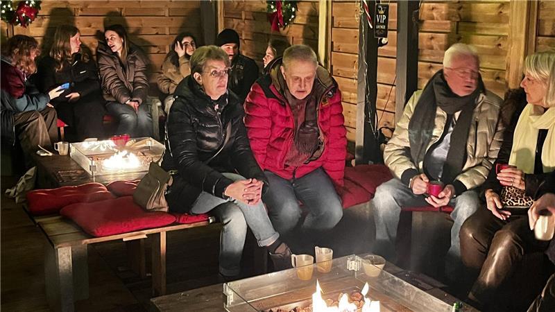 Preise, Atmosphäre, Programm: Der Stader Weihnachtsmarkt im TAGEBLATT-Check Hyggelig: Bei Gustav Karlsson sitzt man wie im hohen Norden bei Glögg am Lagerfeuer.