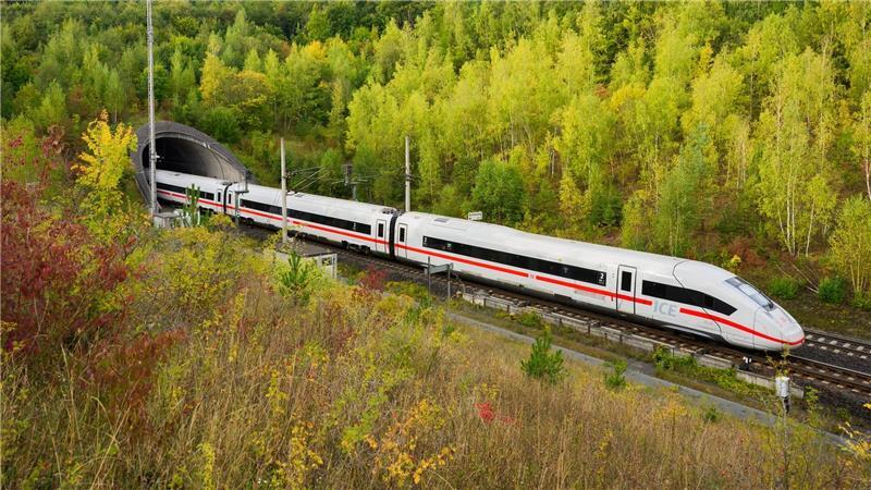 Lies: Bahn vernachlässigt den Nahverkehr ICE-Züge könnten mit einem Neubau 20 Minuten schneller von Hamburg gen Süden fahren, sagt die Bahn. (Archivbild)
