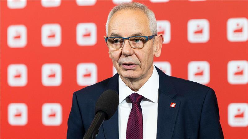 IG-BCE-Chef Michael Vassiliadis warnt vor einem Kahlschlag, etwa in der Chemieindustrie (Archivbild)