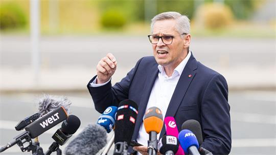 IG-Metall-Bezirkschef Gröger hält die Pläne des VW-Vorstands für überzogen. (Archivbild)
