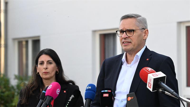 Was bei VW am Freitag besprochen wird IG-Metall-Bezirksleiter Gröger und VW-Betriebsratschefin Cavallo zeigten sich nach dem ersten Überprüfungsgespräch „enttäuscht und wütend“.