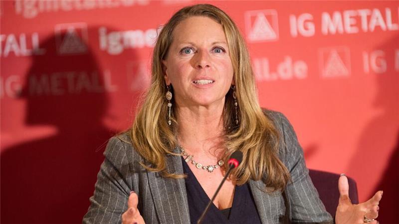 Vorbild für die Politik? - Metaller finden Tarifkompromiss IG-Metall-Tarif-Vorständin Nadine Boguslawski erläutert den Abschluss.