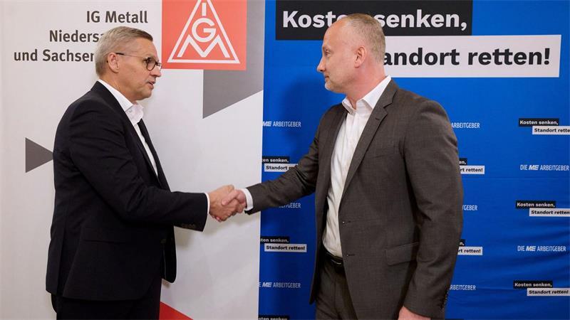 IG-Metall-Verhandlungsführer Thorsten Gröger (links) und Arbeitgeber-Verhandler Mladen Petkovic.