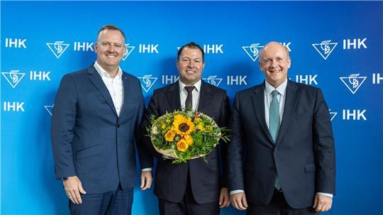 IHK-Interimspräsident Andreas Meyer (links) und IHK-Hauptgeschäftsführer Christoph von Speßhardt gratulierten Sebastian Vossmann zur Wahl.