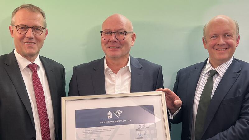 Björn Strehl wird zum IHK-Innovationsbotschafter 2023 ernannt IHK-Präsident Matthias Kohlmann (links) und IHK-Hauptgeschäftsführer Christoph von Speßhardt (rechts) überreichen Björn Strehl (Mitte) die Urkunde.