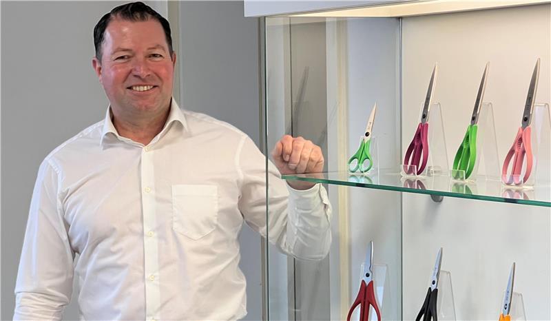 IHK-Präsident Sebastian Vossmann vor den Produkten seines Unternehmens in Harsefeld. Täglich werden hier 3000 Scheren hergestellt.